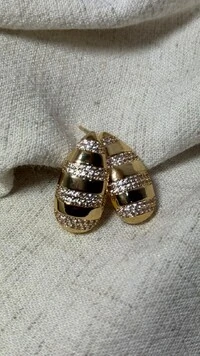 Brinco Gota Médio Com Texturas Cravejadas