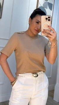 Blusa Malha Canelada Lais Detalhe No Ombro Botões Dourado De Flor Cravejada