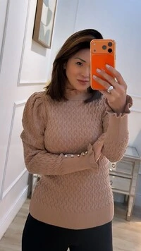 Blusa Tricot Nervuras Entrelaçadas Cindy Botões Nos Punhos