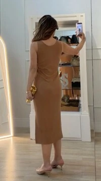 Vestido Midi Malha Canelada Julie Detalhe Circulo Dourado Na Alça