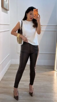 Calça Skinny Couro Eco Babi Botão Frontal