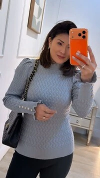 Blusa Tricot Nervuras Entrelaçadas Cindy Botões Nos Punhos