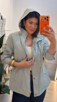 Parka Casaco Capuz Removivel Kamila Detalhe De Bolsos No Busto