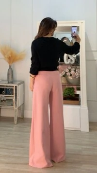 Calça Pantalona Alfaiataria Naomi Detalhe Martingalê Nos Bolsos