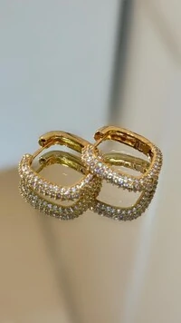Brinco Médio Quadrado Cravejado Em Strass