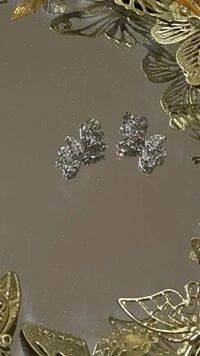 Brinco Borboleta Média Maleável Cravejado Em Strass