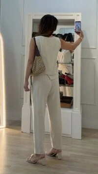 Calça Pala Larga Com Elástico Franzido Marilia Bolsos Detalhe De Recortes