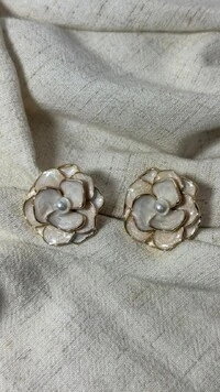 Brinco Médio Flor Resinada Com Miolo Pérola