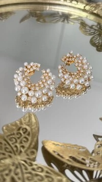 Brinco Grande Meio Circulo Cravejado Com Strass E Mini Pérolas