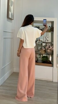 Calça Pantalona Alfaiataria Naomi Detalhe Martingalê Nos Bolsos