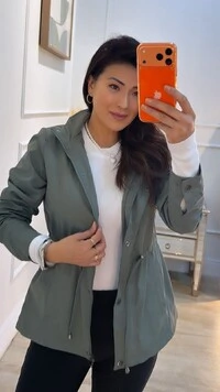 Parka Casaco Amora Ombros E Bolsos Com Detalhe Texturizado