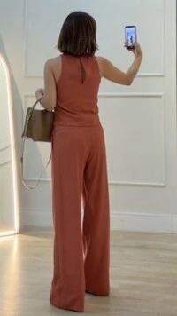 Blusa Regata Cavada Olga Recorte Vazado Posterior Com Botão Forrado
