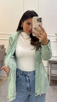 Parka Forro Peluciado Nina Bolsos Com Zíper Diagonais Dourados