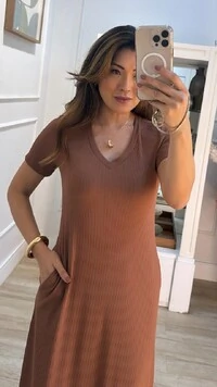 Vestido Midi Canelado Decote V Tania Bolsos Frontais