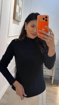 Blusa Cacharrel Canelada Emilly Detalhe De Botões No Ombro