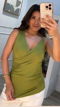 Blusa Regata Malha Decote V Transpassado Kaylla Alça Torcida