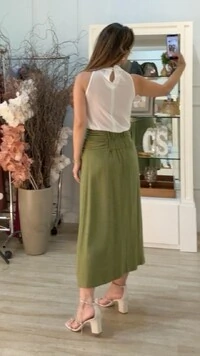 Saia Midi Evasê Penélope Pala Larga Com Franzidos Laterais