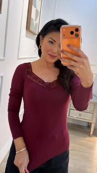 Blusa Malha Aurora Decote V Com Detalhe De Renda