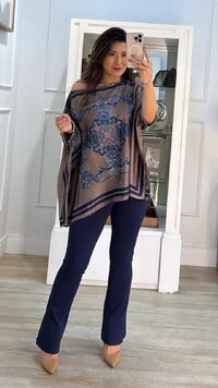 Calça Flare Sabrina Bolsos Posteriores Com Fechamento Por Botão Prata