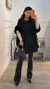 Poncho Capa Gola E Punhos De Pelinho Maite Cinto Faixa