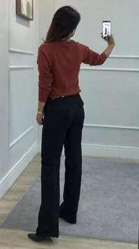 Calça Reta Suede Babi Botões Forrados Frontais