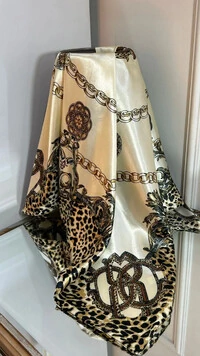 Lenço Acetinado Estampado Detalhe Em Animal Print