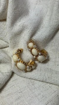 Brinco Argola Média Com Bolotas Resinadas E Mini Pérolas