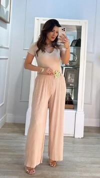 Calça Pantalona Plissada Hannah Bolsos Frontais