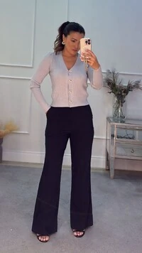 Cardigan Curto Tricot Marina Canelado Com Botão Cravejado Vazado
