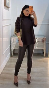 Calça Skinny Resinada Babi Botão Frontal