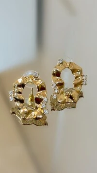 Brinco Médio Oval Detalhe Amassado Com Strass