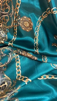 Lenço Acetinado Estampado Detalhe Em Animal Print