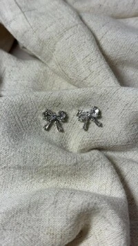 Brinco Pequeno Laço Cravejado