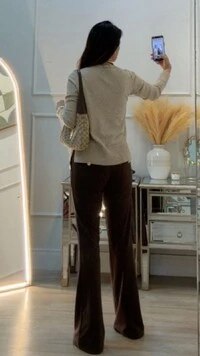 Calça Flare Crepe Simone e Botões Dourados