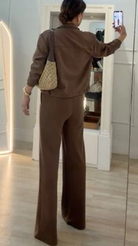 Conjunto Moletom Lais Blusa Gola Alta Com Puxadores No Barrado E Calça Pantalona