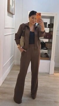 Conjunto Moletom Lais Blusa Gola Alta Com Puxadores No Barrado E Calça Pantalona