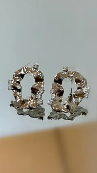 Brinco Médio Oval Detalhe Amassado Com Strass