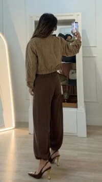 Jaqueta Casaco Curto Suede Maysa Bolsos Fake Com Lapela E Zíper