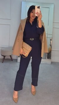 Macacão Twill Duda Gola Com Recortes E Cinto Com Fivela Dourada