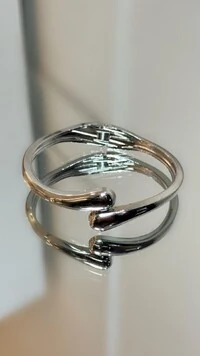 Bracelete Fino Transpassado Pontas Detalhe Gota