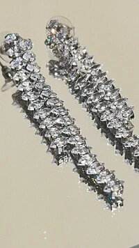 Brinco Assimétrico Cravejado Em Strass