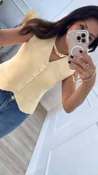 Colete Tricot Samira Botões Resinados Com Detalhe Dourado