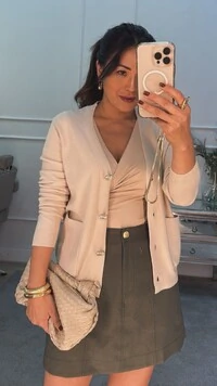 Cardigan Curto Tricot Denise Botões Cravejados E Bolsos Quadrados
