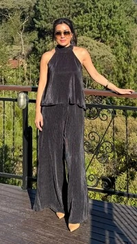 Conjunto Plissado Nani Blusa Cava Americana & Calça Pantalona