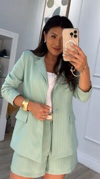 Blazer Alfaiataria Risca De Giz Camila Bolsos Frontais Com Lapela