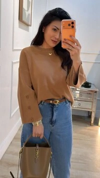 Blusa Tricot Amplo Raissa Nervura E Botões Resinados Nos Punhos