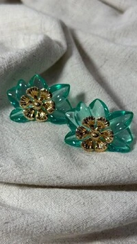 Brinco Flor Dupla Resinada Com Detalhe Dourado