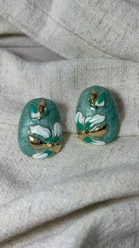 Brinco Oval Dourado Com Detalhe Texturizado De Flor