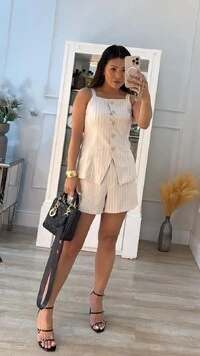 Shorts Alfaiataria Risca De Giz Camila Botão Frontal