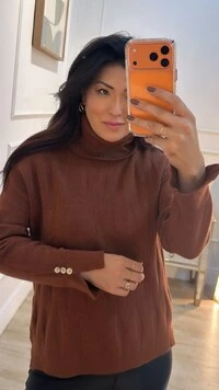 Blusa Ampla Tricot Gola Rolê Maisa Botões Dourados Nos Punhos
